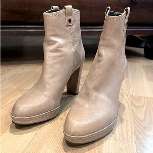 Stuart Weitzman platform ankle boots. Size 10